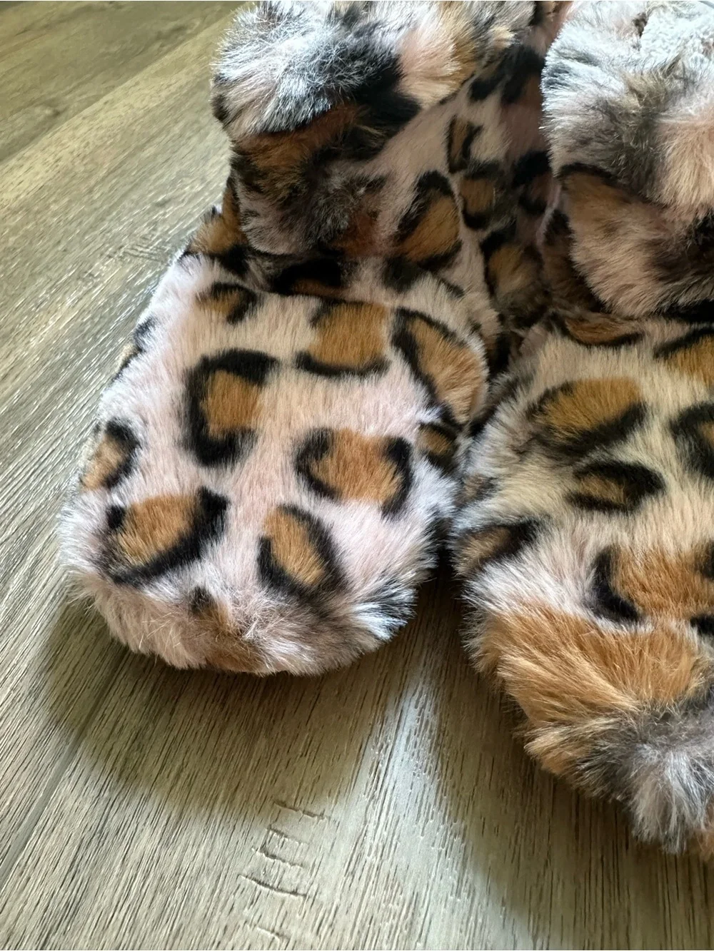NWT!! Cat & Jack Leopard Print Kids Slippers, Pink Dallas Style, Non-Slip, M 7/8